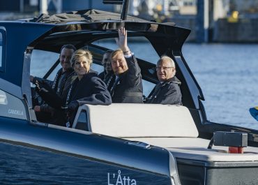 Dutch royal couple sail along on the Candela C-8